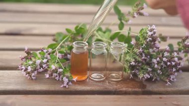 Masaya güzel cam şişe lavanta çiçek özü