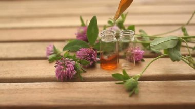 Güzel Cam masaya çiçek özü