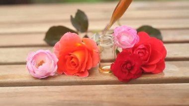 Tablo güzel cam şişede gül özü