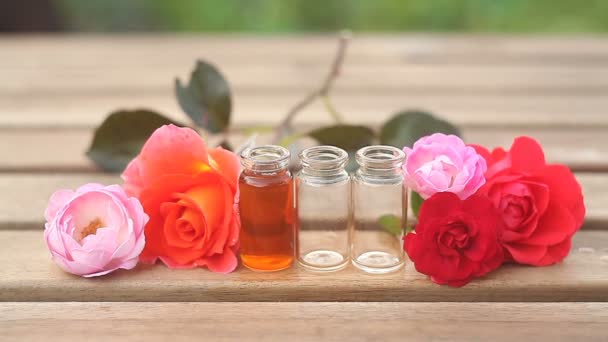 Essence Rose Sur Table Dans Une Belle Bouteille Verre — Video