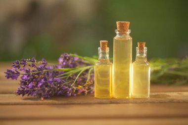 Lavanta esansiyel yağı masada güzel şişe