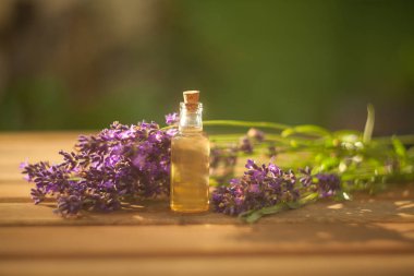 Lavanta esansiyel yağı masada güzel şişe