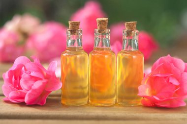 Tablo güzel cam şişede gül özü