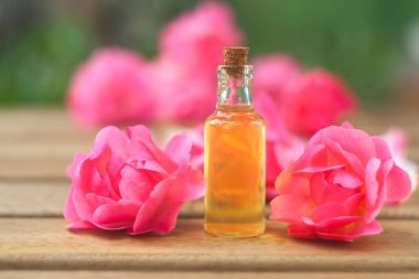 Tablo güzel cam şişede gül özü