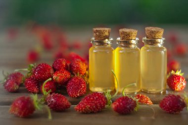 Tablo güzel cam kavanoza yabani çilek özü