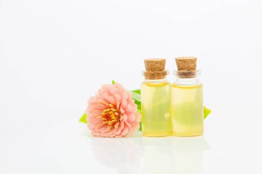 Beyaz arka plan üzerinde güzel şişe de Zinnia uçucu yağ