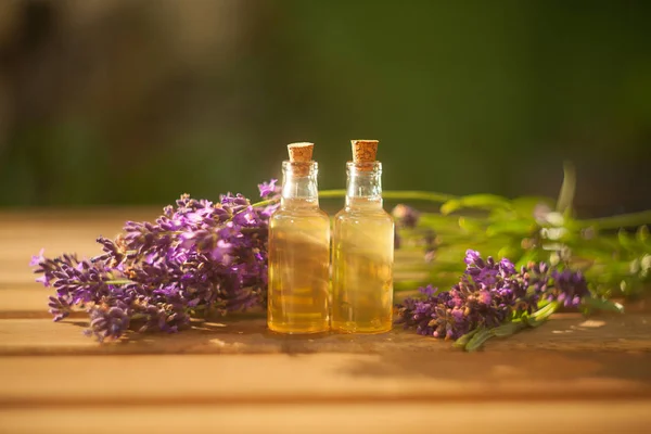 Lavendel etherische olie in mooie fles op tafel — Stockfoto