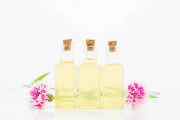 Esencia de flores de lavanda sobre fondo blanco en hermoso gla — Foto de Stock