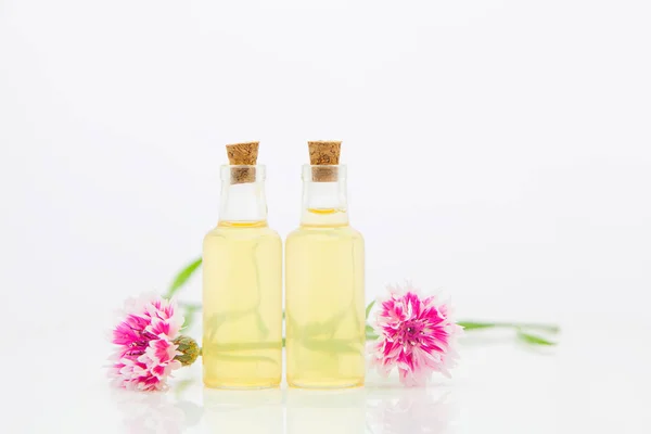 Esencia de flores de lavanda sobre fondo blanco en hermoso gla — Foto de Stock