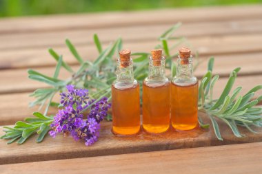 Lavanta esansiyel yağı masada güzel şişe