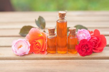 Tablo güzel cam şişede gül özü