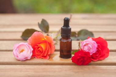 Tablo güzel cam şişede gül özü