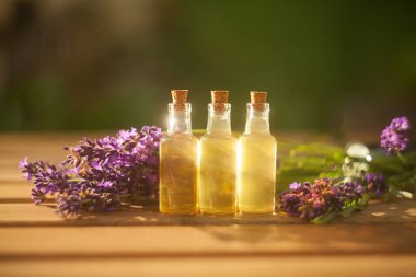 Lavanta esansiyel yağı masada güzel şişe