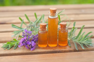 Lavanta esansiyel yağı masada güzel şişe