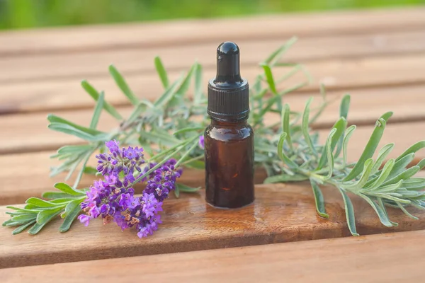 Aceite esencial de lavanda en una hermosa botella sobre la mesa — Foto de Stock