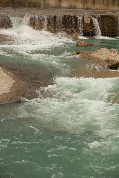 Bellissimo paesaggio di piccola cascata di fiume di città — Foto Stock