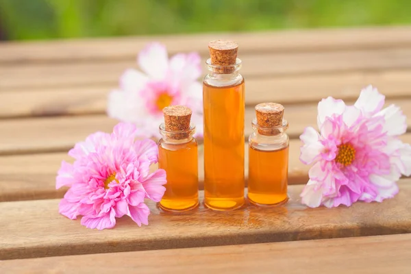 Esencia de flores en la mesa en vidrio hermoso Botella — Foto de Stock