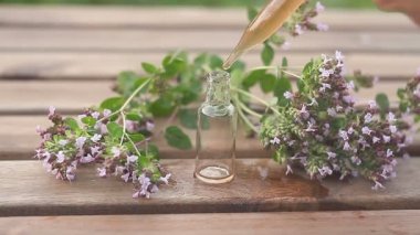 Masaya güzel cam şişe lavanta çiçek özü