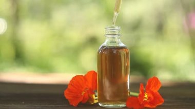 ahşap arka plan üzerinde güzel şişe de nasturtium uçucu yağ