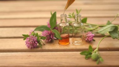 Güzel Cam masaya çiçek özü