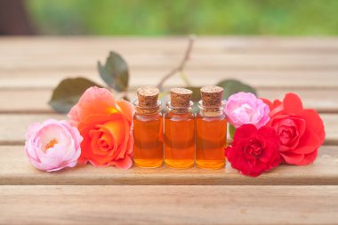 Tablo güzel cam şişede gül özü