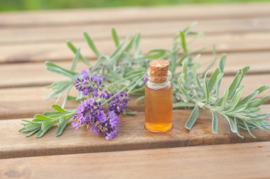 Lavanta esansiyel yağı masada güzel şişe