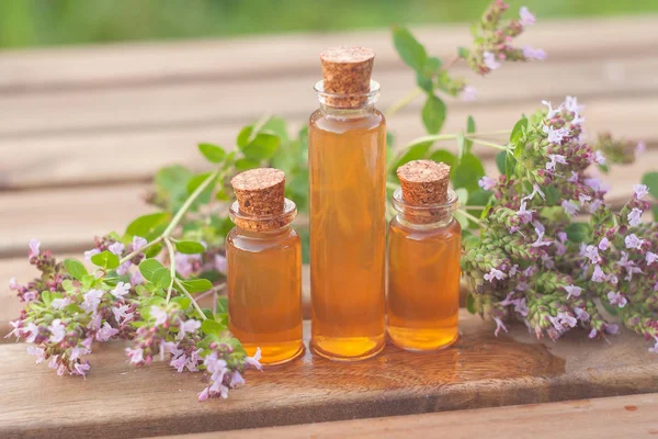 Esencia de flores de lavanda en la mesa en una hermosa botella de vidrio — Foto de Stock