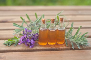 Lavanta esansiyel yağı masada güzel şişe