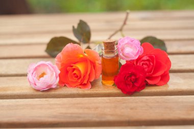 Tablo güzel cam şişede gül özü