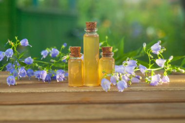 Güzel Cam masaya çiçek özü