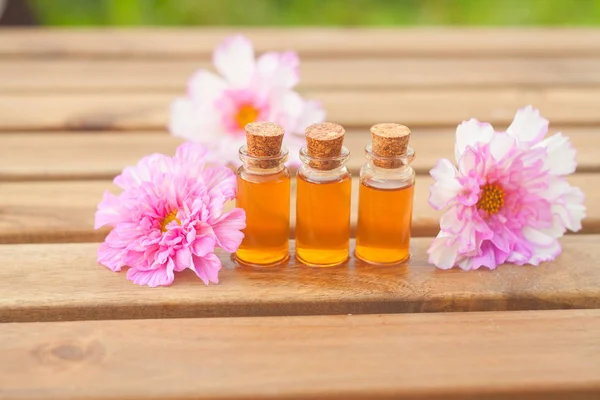 Esencia de flores en la mesa en vidrio hermoso Botella — Foto de Stock