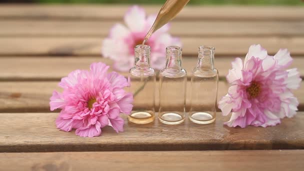 Essenz Von Blumen Auf Dem Tisch Schöner Glasflasche — Stockvideo