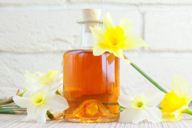 Güzel bir cam kavanozda, masanın üzerindeki çiçeklerin özü.