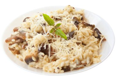Beyaz arka planda beyaz bir tabakta leziz bir risotto.