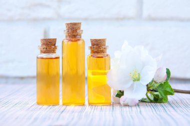 Güzel bir cam kavanozda, masanın üzerindeki çiçeklerin özü.