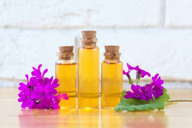 Çuha çiçeği yağı masanın üstünde güzel bir şişede.