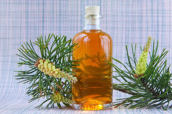 Essenz Der Kiefer Auf Einem Tisch Einem Schönen Glas — Stockfoto