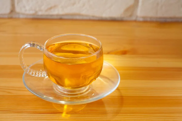 Taza Cristal Con Verde Una Mesa — Foto de Stock