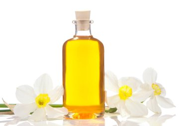 Güzel bir cam kavanozda, masanın üzerindeki çiçeklerin özü.