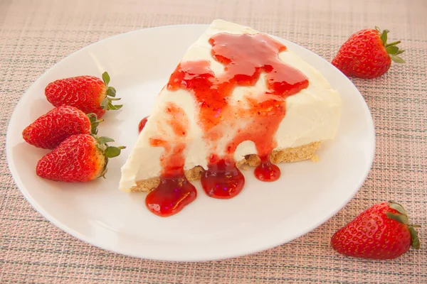 Heerlijke Cheesecake Met Aardbeien Een Bord — Stockfoto