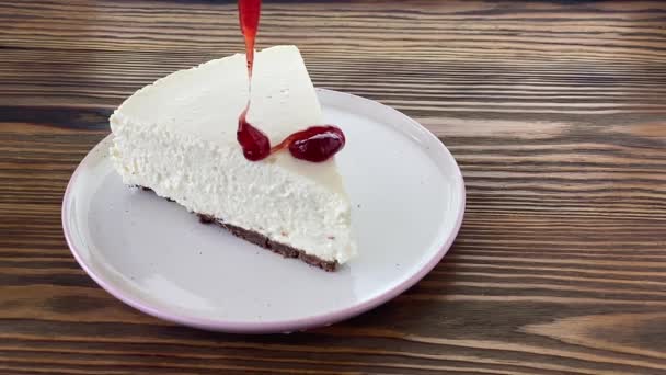 Delicioso Cheesecake Com Morangos Prato — Vídeo de Stock