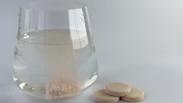 Taza Vidrio Mesa Con Vitaminas Efervescentes — Vídeo de stock