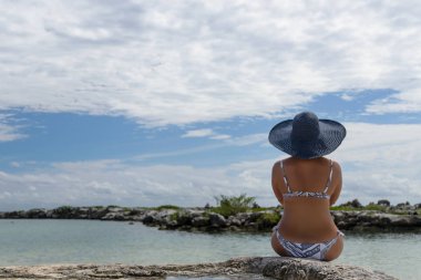  bulutlar altında sahilde tatil kız