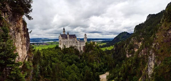 Zamek Neuschwanstein Jest Wiecznym Pałacu Neoromańskim Chropowaty Wzgórzu Powyżej Miejscowości — Zdjęcie stockowe