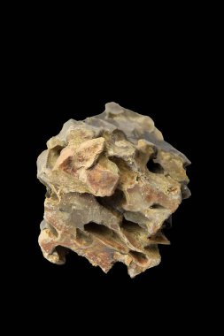 Küp şeklindeki ejderha taşı, yüksek desenli yüzeyi ve siyah arka planda izole edilmiş, kırpma yolu olan organik desenleri var.