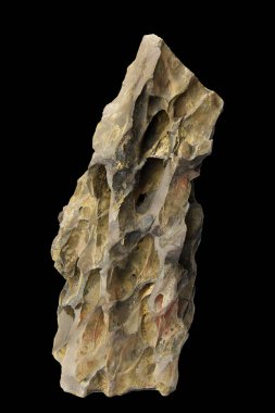 Sert yüzey dokusuna sahip uzun ve pürüzlü ejderha taşı kayaları kesme yolu ile siyah bir arka planda izole edilmiştir..