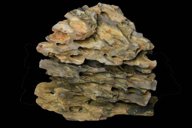 Katmanlı bir yapısı ve siyah arka planda izole edilmiş toprak dokuları olan büyük ejderha taşı kayaları. Kırpma yolu dahil. Aquascaping, teraryumlar ve vivaryumlar için