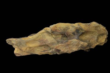 Yatay olarak uzamış ejderha taşı düz ama desenli bir yüzeyi var. Kesme yolu olan siyah bir arka planda izole edilmiş.