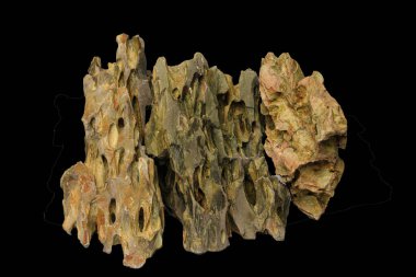 Dikey olarak düzenlenmiş ejderha taşlarından oluşan bir grup. Eşsiz erozyon kalıpları ve derin dokuları var. Kesme yolu olan siyah bir arkaplanda izole edilmiş.