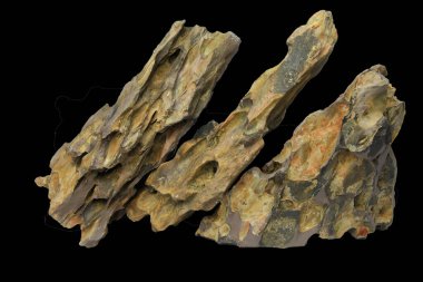 Çoklu sivri şekilli ejderha taşı ve siyah arka planda izole edilmiş gerçekçi bir kaya. İçerilen kırpma yolu